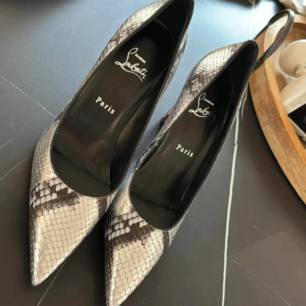 NIB LOUBOUTIN CONDORA 85 METALLIC SNAKE PRINT LEATHER POINTED TOE PUMPS 38.5 - Picture 4 of 4